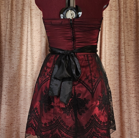Red & Black Strappless lace dress - Picture 2 of 8